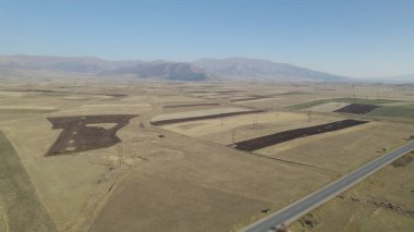 Yüksek dağlara yakın büyük tarlalar