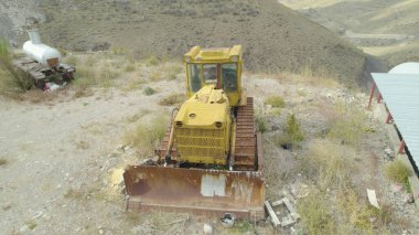 Köyün kırık sarı traktörü.