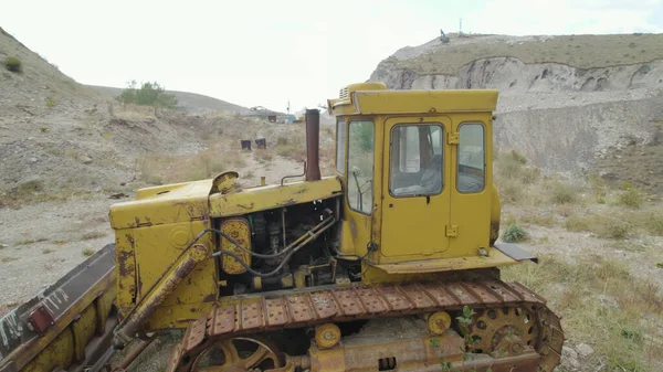 Viejo Tractor Amarillo Roto Pueblo — Foto de Stock