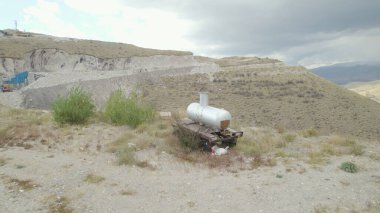 Köyde eski bir benzin deposu var.