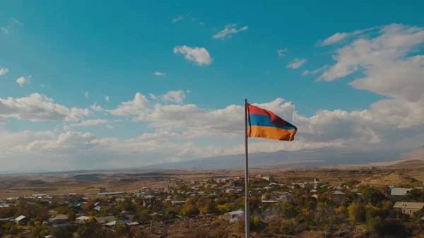 Armeniens Flagga Och Den Blå Himlen — Stockfoto