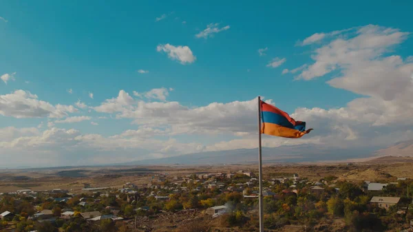 Αρμενική Σημαία Και Γαλάζιος Ουρανός — Φωτογραφία Αρχείου