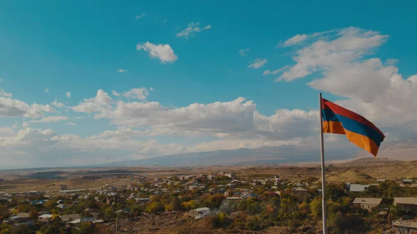 Armeniens Flagga Och Den Blå Himlen — Stockfoto