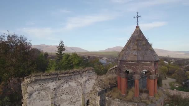 ヨーロッパの村の古いキリスト教会 — ストック動画