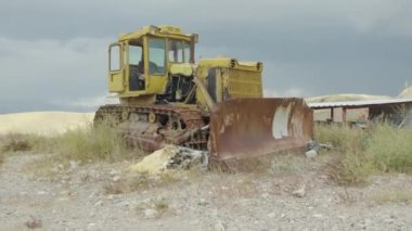 Köyün kırık sarı traktörü.