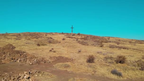 Christliches Kreuz Auf Den Hügeln — Stockvideo