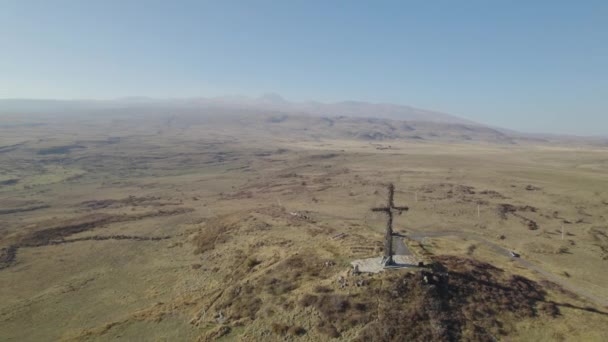 山上的基督教十字架 — 图库视频影像