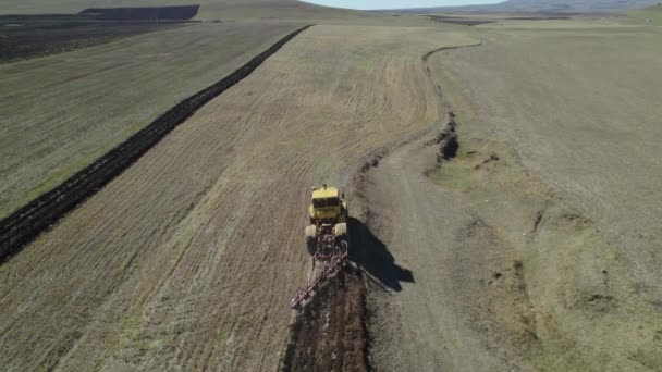 Žlutý Traktor Pracující Polích — Stock video
