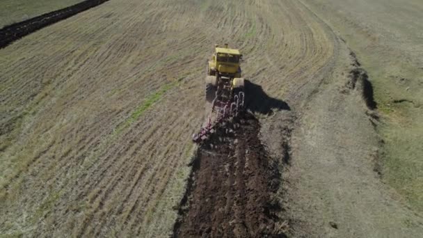畑で働く黄色いトラクター — ストック動画