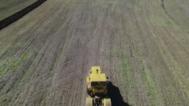 Traktor Kuning Bekerja Ladang — Stok Video