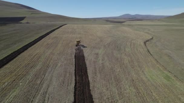 Tractor Amarillo Trabajando Los Campos — Vídeos de Stock