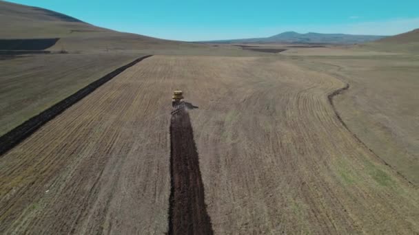 Желтый Трактор Работает Полях — стоковое видео