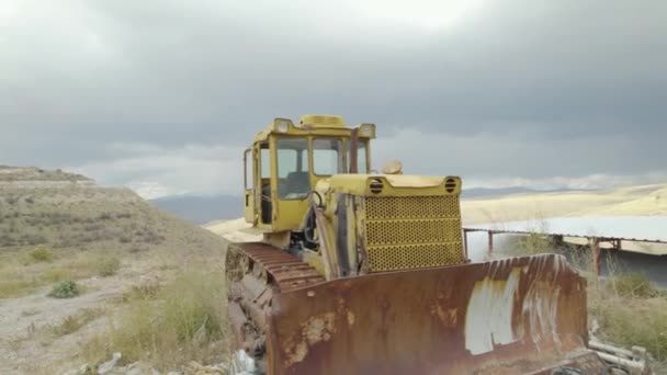 Trator Amarelo Velho Quebrado Aldeia — Vídeo de Stock