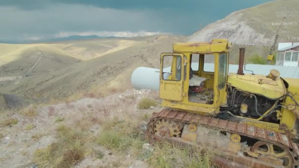 Viejo Tractor Amarillo Roto Pueblo — Vídeo de stock