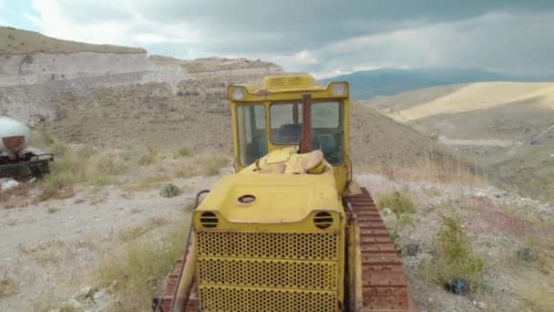 Vieux Tracteur Jaune Cassé Village — Video