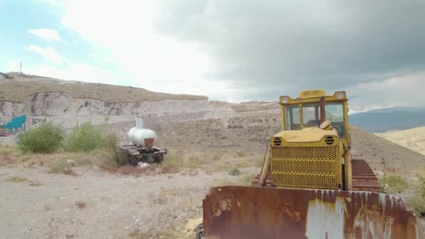 Viejo Tractor Amarillo Roto Pueblo — Vídeo de stock