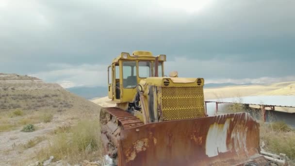 Starý Rozbitý Žlutý Traktor Vesnice — Stock video