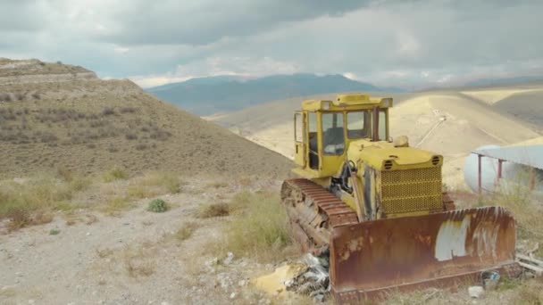 Starý Rozbitý Žlutý Traktor Vesnice — Stock video