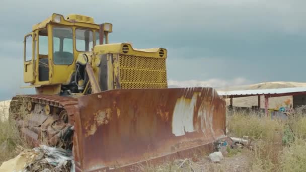 Oude Gebroken Gele Trekker Het Dorp — Stockvideo