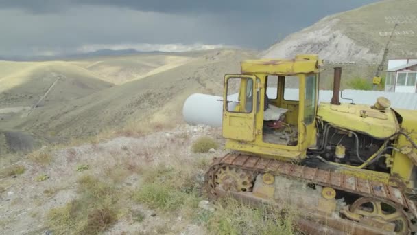 Traktor Kuning Tua Rusak Desa — Stok Video