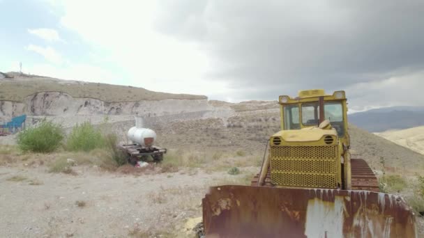 Viejo Tractor Amarillo Roto Pueblo — Vídeos de Stock