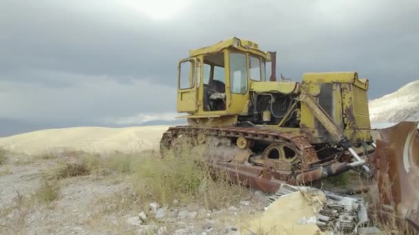 Viejo Tractor Amarillo Roto Pueblo — Vídeos de Stock