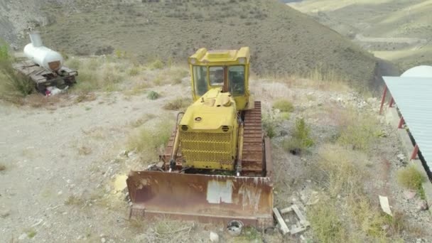 Alter Kaputter Gelber Traktor Dorf — Stockvideo