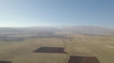 Yüksek dağlara yakın büyük tarlalar
