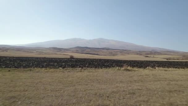 Große Felder Der Nähe Hoher Berge — Stockvideo