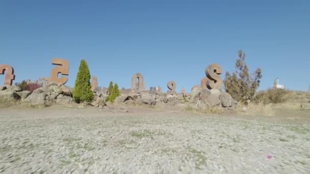 Antikens Monument Över Det Armeniska Alfabetet — Stockvideo