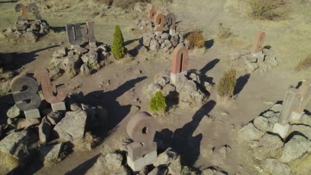 Antik Ermeni Alfabesi Anıtı — Stok video