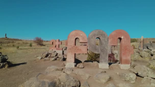 Antiguo Monumento Del Alfabeto Armenio — Vídeos de Stock