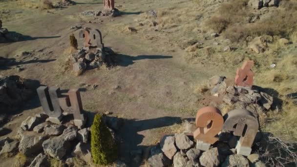 Antikens Monument Över Det Armeniska Alfabetet — Stockvideo