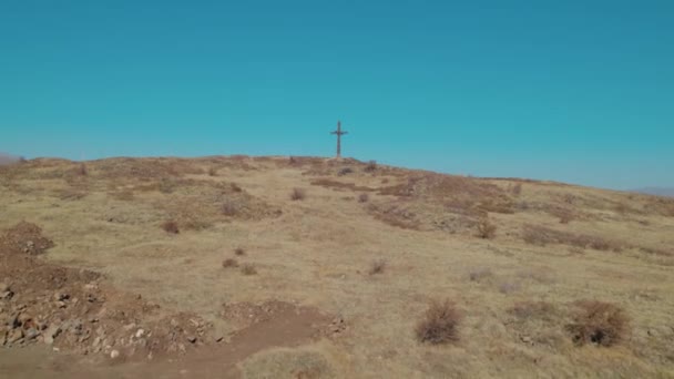 Bir Tepede Hıristiyan Haçı — Stok video