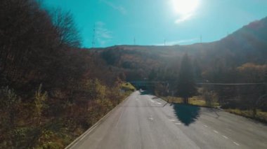 Yel değirmeni elektrik kuleleri dağlardaki güzel ormanlarda