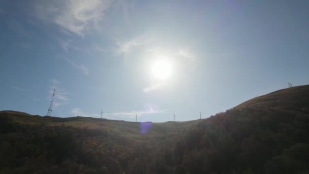 Ανεμόμυλοι Ηλεκτρικοί Πύργοι Στο Όμορφο Δάσος Στα Βουνά — Αρχείο Βίντεο