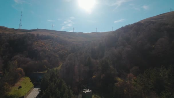 Ветряная Мельница Электрические Башни Красивом Лесу Горах — стоковое видео