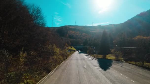 Windmühle Strommasten Auf Schönen Wald Auf Den Bergen — Stockvideo