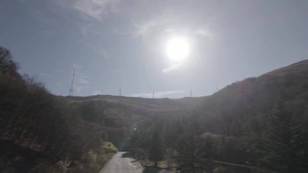 Ανεμόμυλοι Ηλεκτρικοί Πύργοι Στο Όμορφο Δάσος Στα Βουνά — Αρχείο Βίντεο