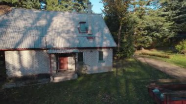 Ormandaki yaşlı avcı evi