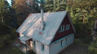 Ormandaki yaşlı avcı evi