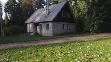Ormandaki yaşlı avcı evi