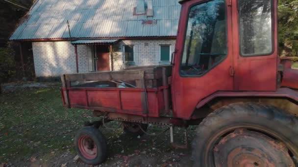 Vieux Tracteur Rouge Près Maison Ferme Forêt — Video