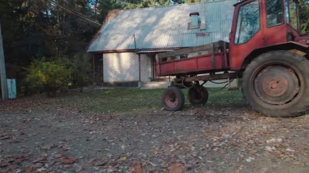 Viejo Tractor Rojo Cerca Casa Granjeros Bosque — Vídeo de stock