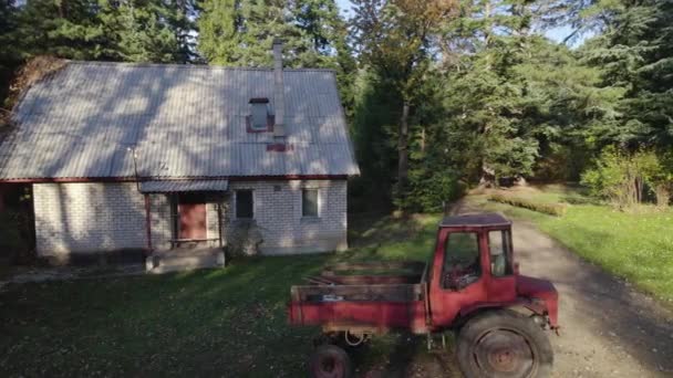 Viejo Tractor Rojo Cerca Casa Granjeros Bosque — Vídeos de Stock