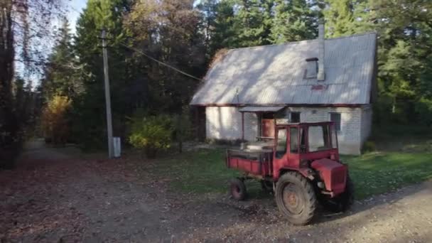 森の農家の近くの古い赤いトラクター — ストック動画