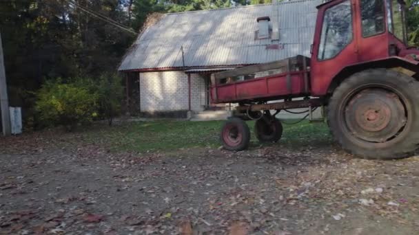 Alter Roter Traktor Der Nähe Eines Bauernhauses Wald — Stockvideo