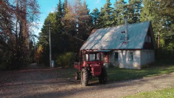 Viejo Tractor Rojo Cerca Casa Granjeros Bosque — Vídeo de stock