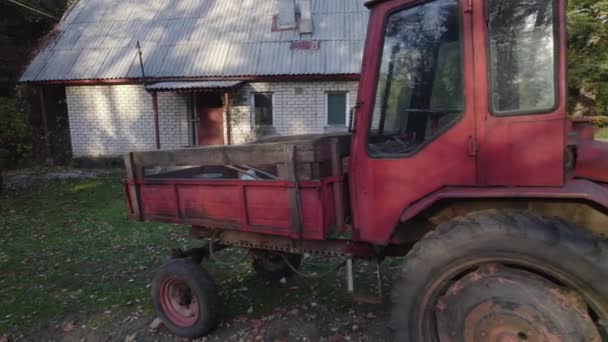 Старый Красный Трактор Рядом Фермерским Домом Лесу — стоковое видео