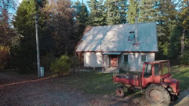 Trator Vermelho Velho Perto Casa Fazendeiro Floresta — Vídeo de Stock